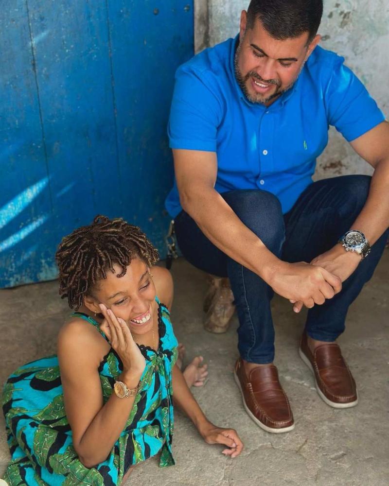 Marcos Rebollo contempla jovem atalaiense com moderna cadeira de rodas e destaca seu exemplo de superação, força e coragem.