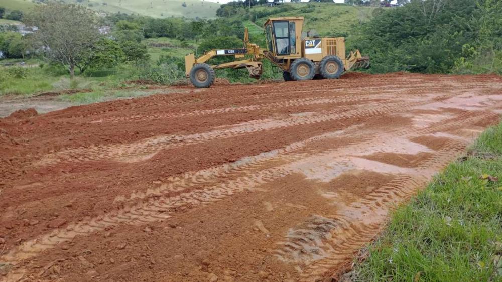 Atendendo a solicitação do vereador Neto Acioli, Governo Municipal realiza melhorias em estradas da zona rural.