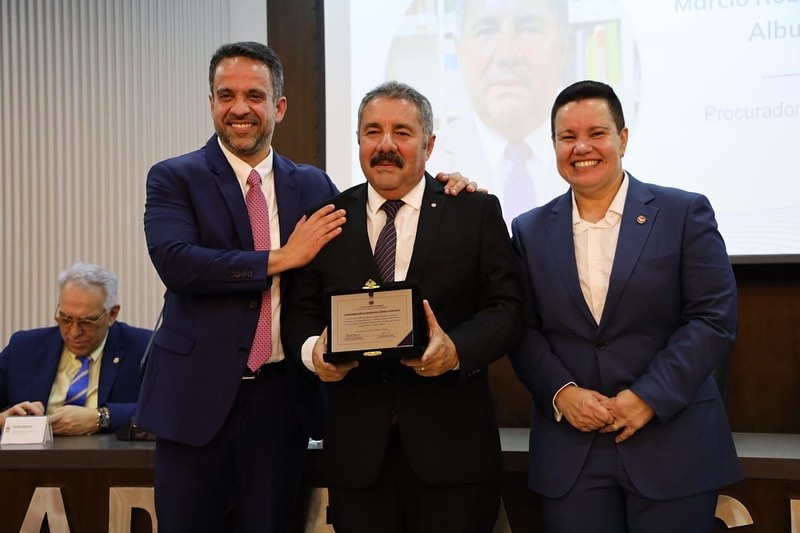 PGJ Márcio Roberto é agraciado com a Comenda Procuradora Sônia Suruagy. Foto: MPEAL