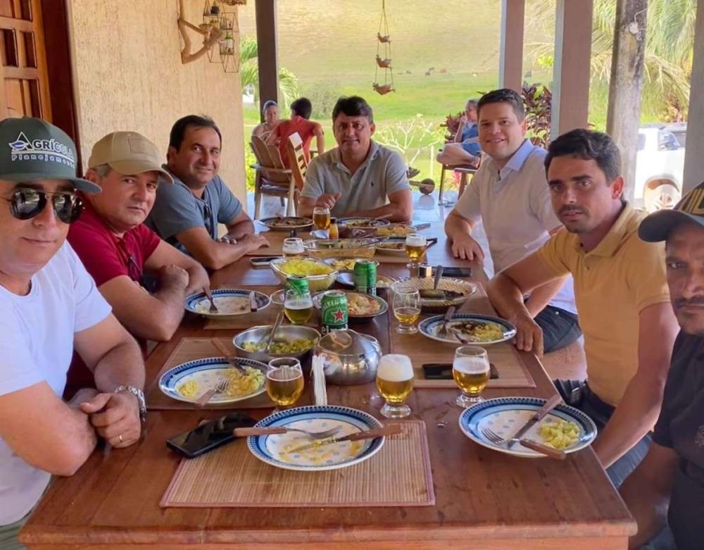 Vereador Neto Acioli e Davi Davino Filho discutem o futuro político de Atalaia em 2024.