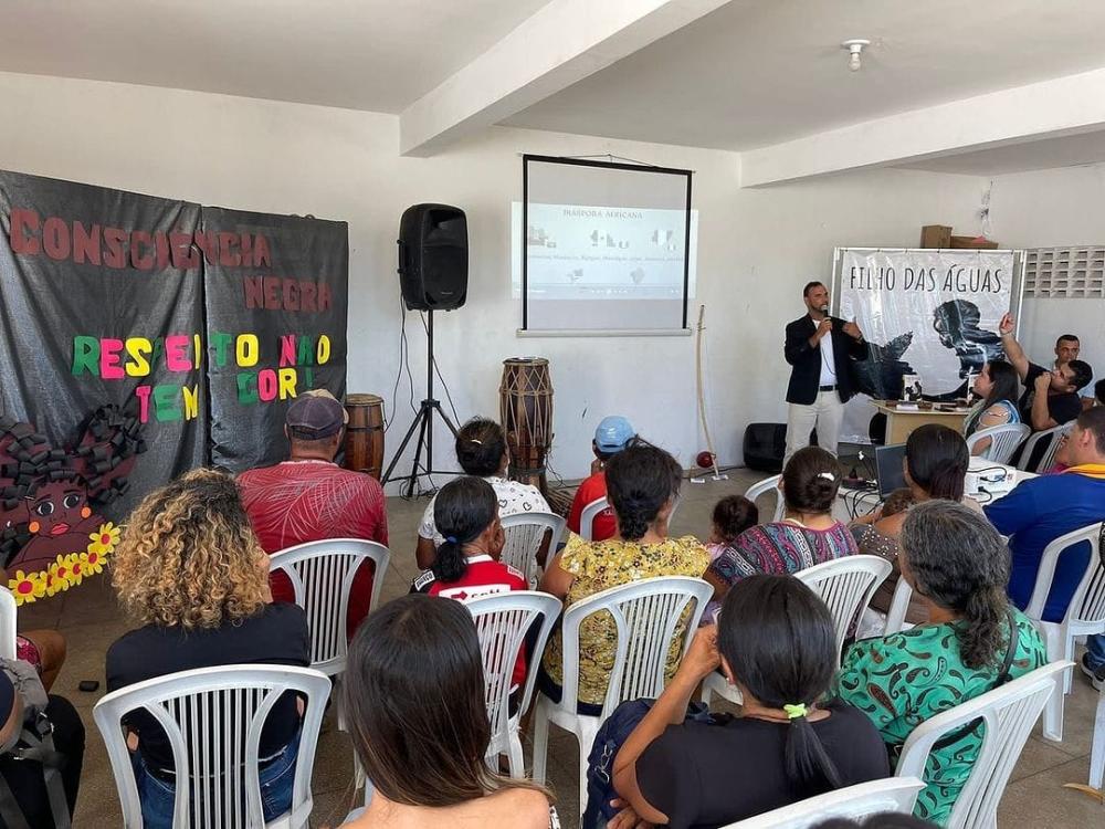 Felipe Kauê realiza palestra na Secretaria de Assistência Social sobre racismo estrutural.