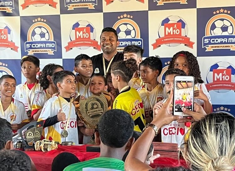 Professor Alisson Farias comemora o título junto dos jovens atletas da Meninos de Ouro.