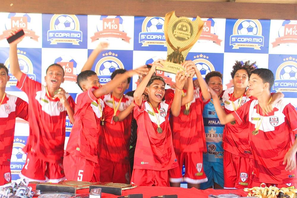 Sub-14 da Escolinha Meninos de Ouro é campeão da Copa M10.