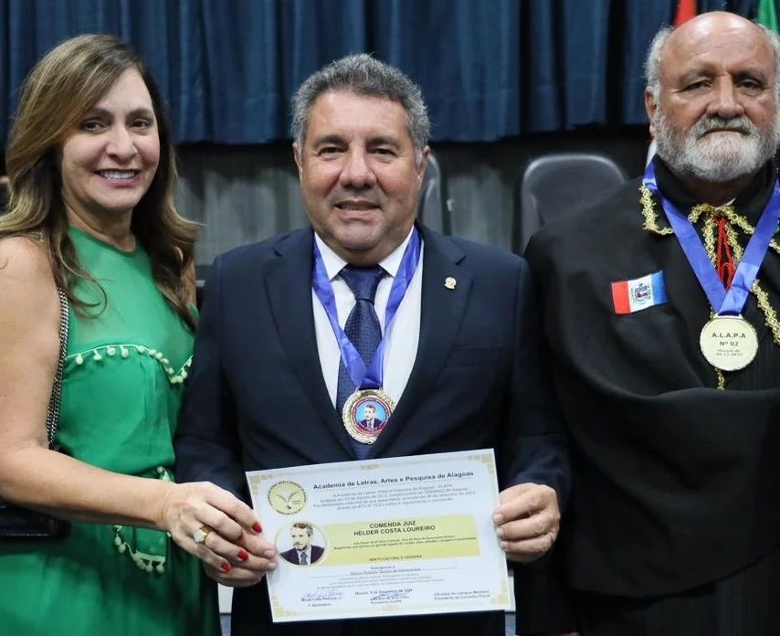 PGJ Márcio Roberto é agraciado com a Comenda Juiz Helder Costa Loureiro.