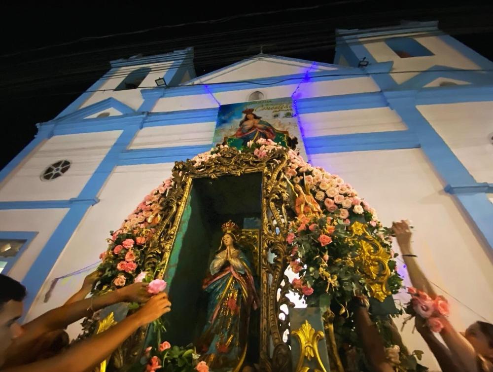 Fiéis louvam a Nossa Senhora da Conceição em Atalaia