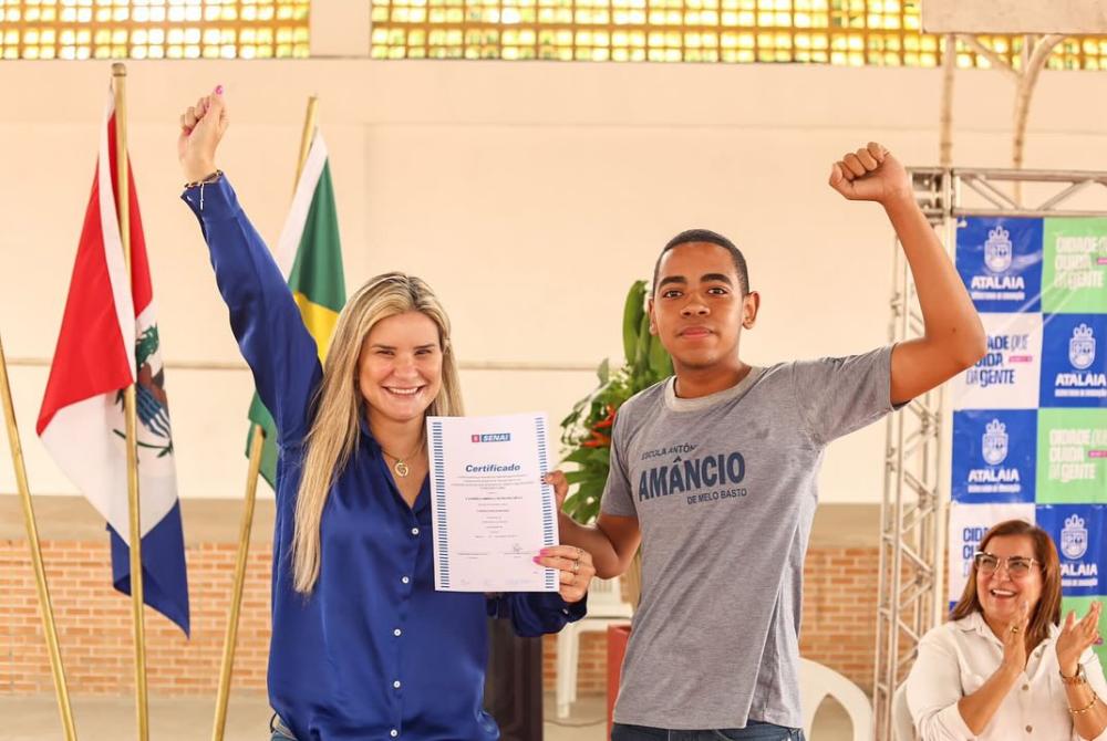 Alunos da rede municipal de Atalaia recebem certificados de qualificação profissional através do programa SENAI TRANSFORMA.