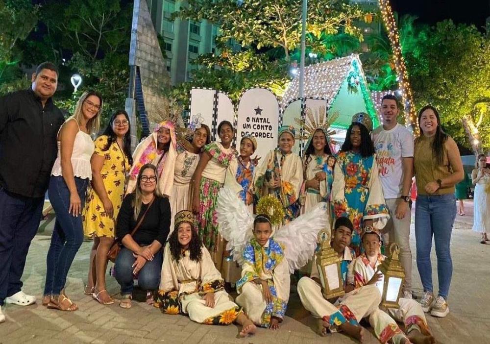 Crianças e adolescentes do SCFV de Atalaia apresentam peça teatral na Orla de Maceió.