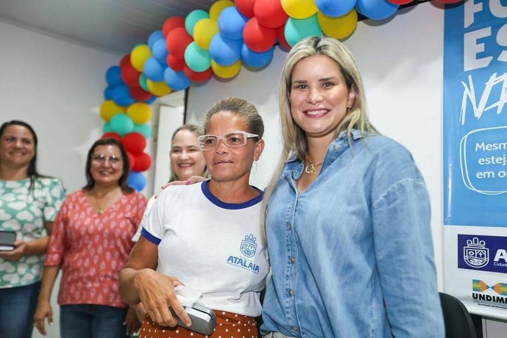 Foram entregues 60 óculos aos alunos da Educação de Jovens e Adultos – EJA.