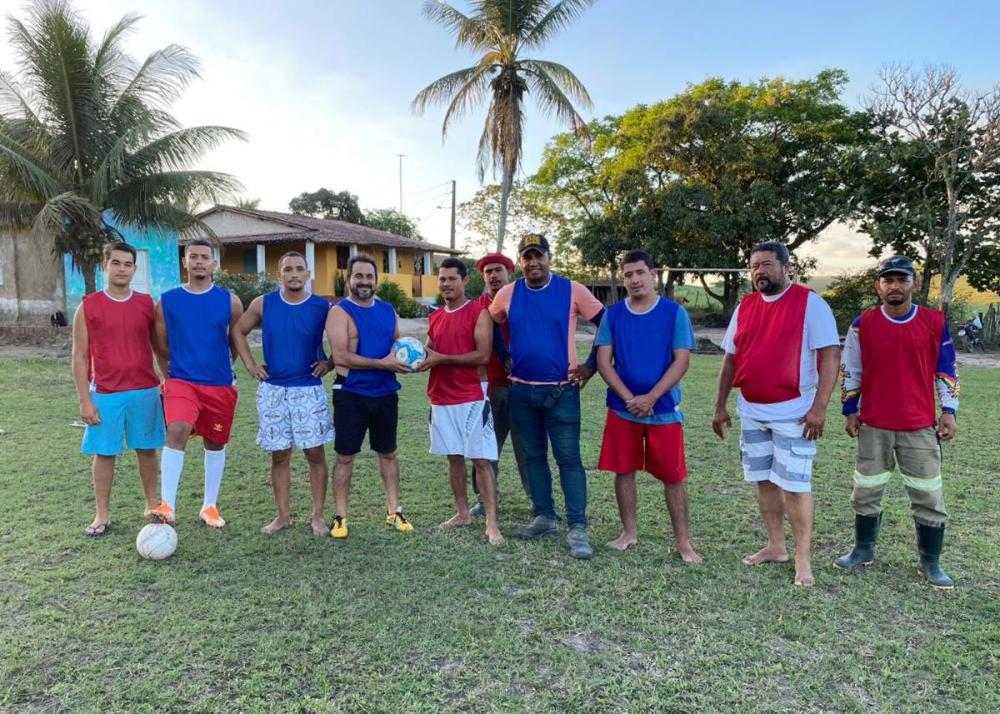 Vereador Neto Acioli participa de racha com os amigos da Fazenda Urupema e doa bola e coletes de futebol.