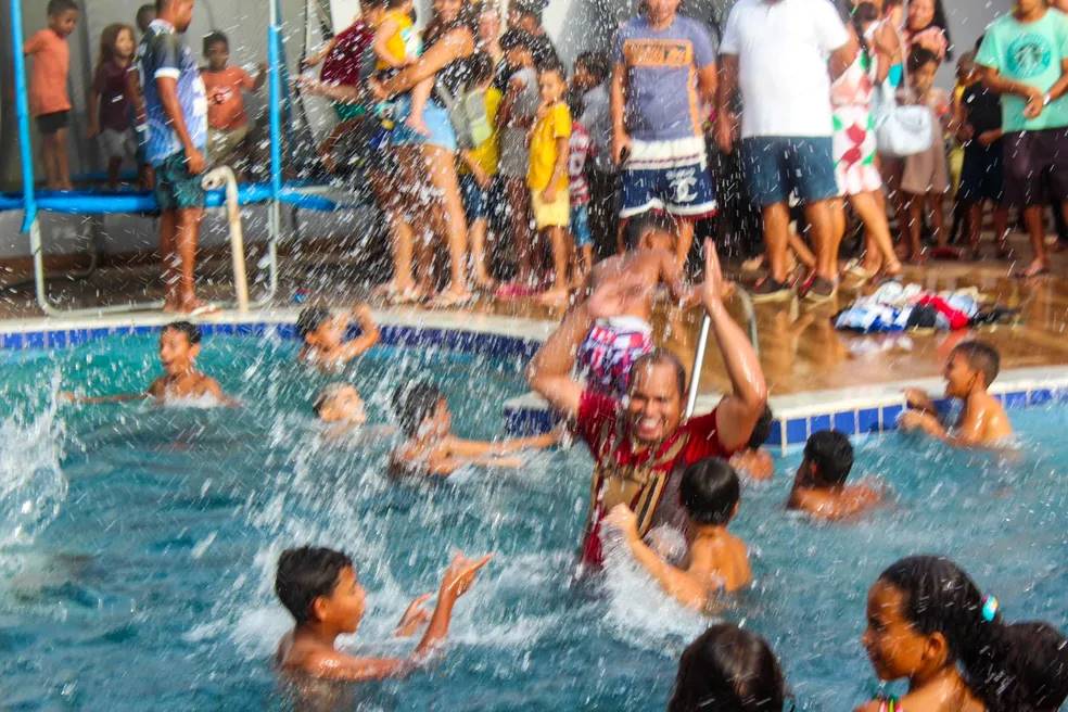 Aloísio Chulapa abre as portas de sua casa para realizar linda festa de Natal das crianças carentes de Atalaia. Foto: Denison Roma / GE