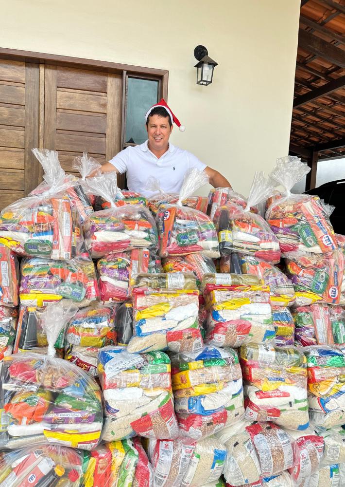 Vereador Anderson Medeiros entrega cestas básicas e garante a ceia de Natal de famílias que residem no Buraco do Jacaré.