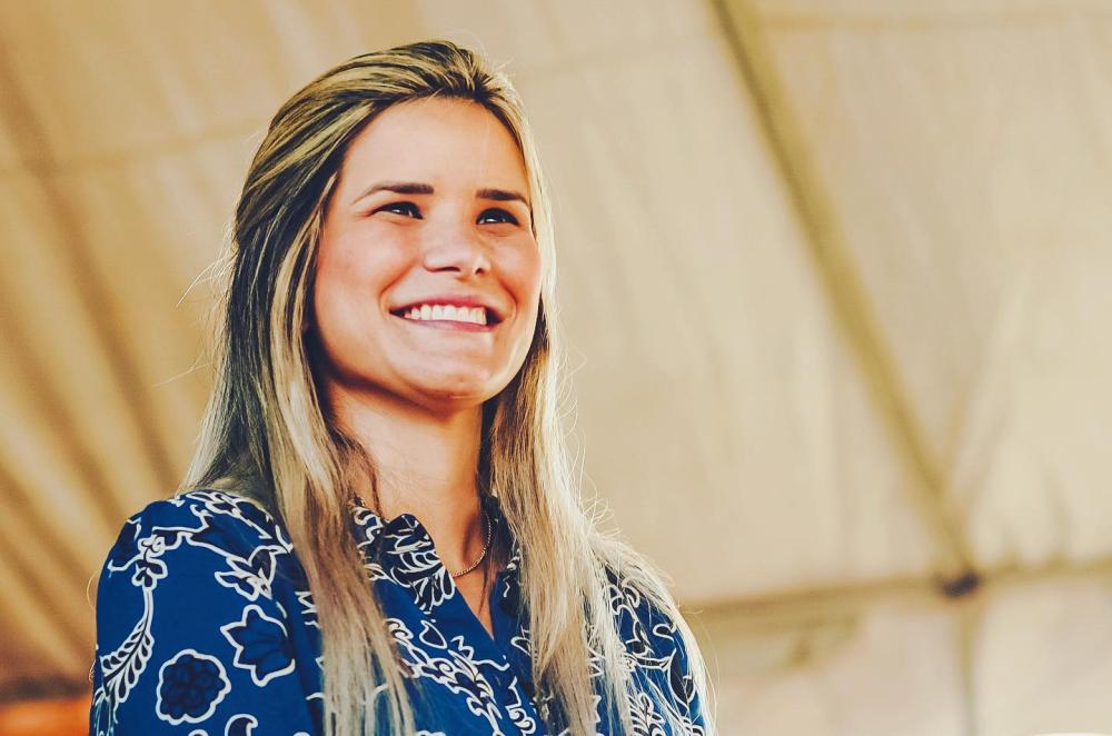 Prefeita de Atalaia diz que está sendo alvo de matérias com informações falsas e sexistas. 