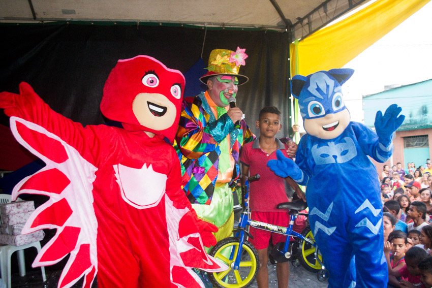 Felicidade do garoto em receber uma bicicleta de presente.