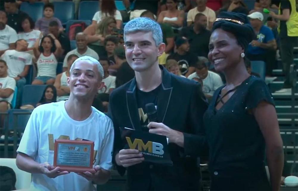 Ao subir ao palco, Canário recebeu a placa de 1º lugar na musicalidade.