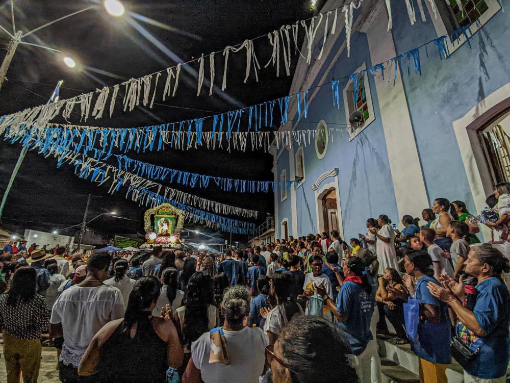 Celebração reuniu centenas de fieis que acompanharam a Missa e a procissão.