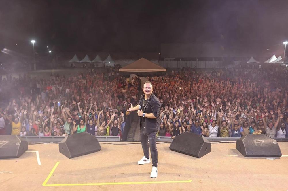 Público acompanhou o show gospel com Davi Sacer, que já entrou para a história como um dos maiores já realizado no município.