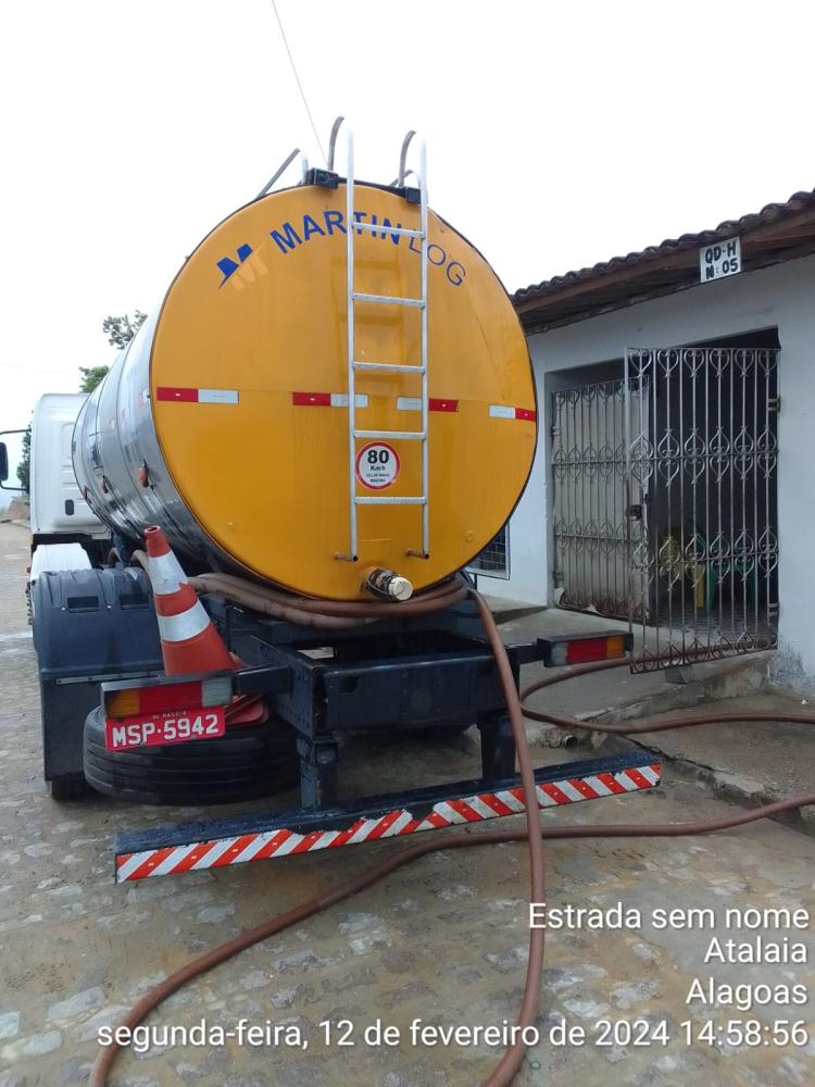 Carros-pipa foram enviados para abastecer as residências.