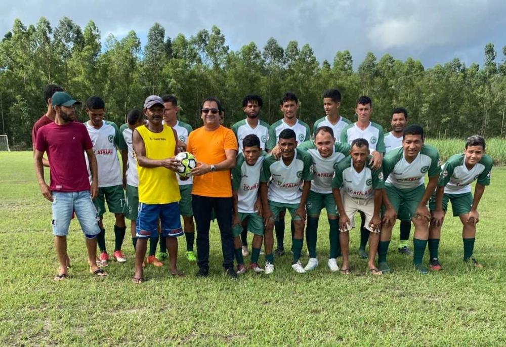 Vereador fez doação de bola de futebol oficial à equipe do Goias Olhos D'água.