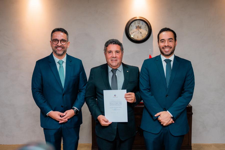 Governador Paulo Dantas, Márcio Roberto e seu filho Márcio Roberto Júnior, procurador do município de Atalaia.