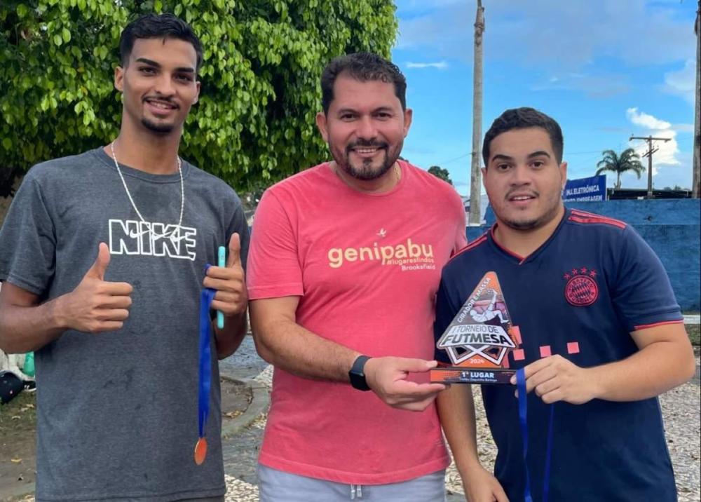 Francisco Batinga entrega troféu e medalha aos campeões.