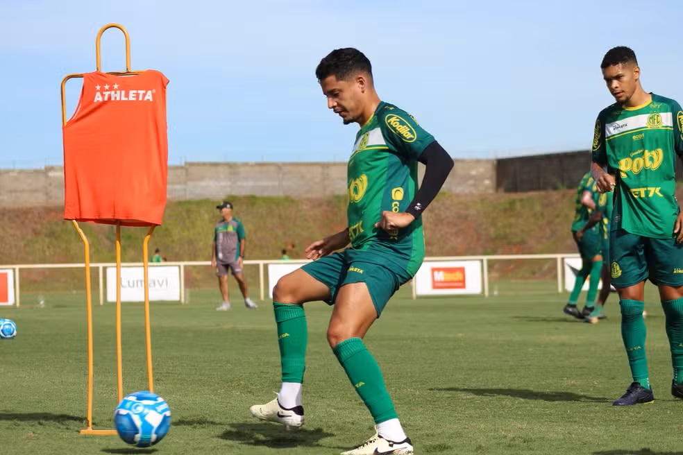 Recuperado de lesão, Neto Moura volta a treinar pelo Mirassol depois de 72 dias afastado.
