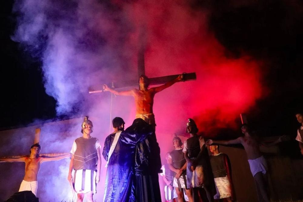 Jovens da paróquia de Nossa Senhora das Brotas, em Atalaia, encenam o espetáculo da Paixão de Cristo.