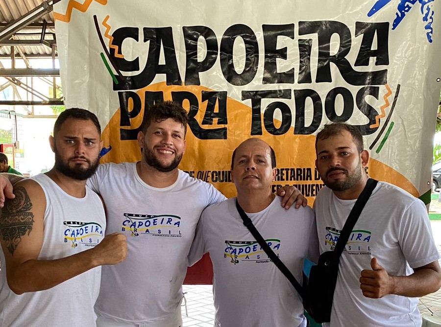 Integrantes do Projeto Capoeira Para Todos ao lado do Mestre Pavãao.