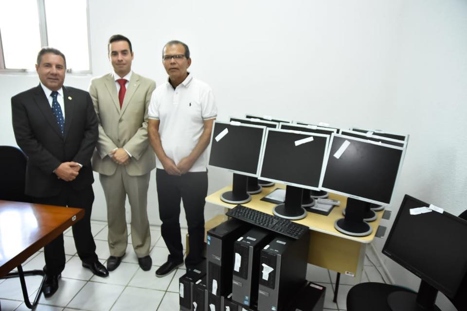 Chico Vigário recebeu computadores das mãos do subprocurador-geral administrativo institucional, Dr. Márcio Roberto Tenório de Albuquerque.