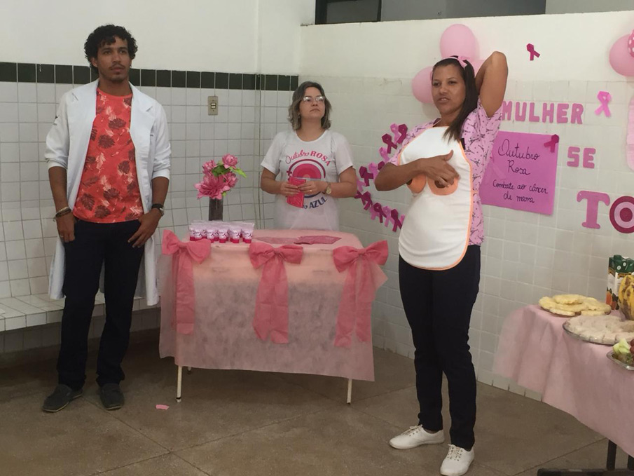 As funcionárias puderam acompanhar palestras voltadas a orientações e prevenção do câncer de mama.