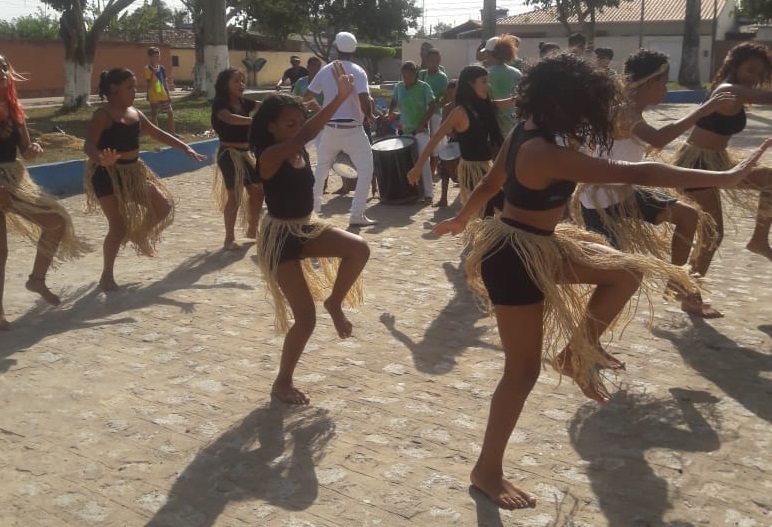 Crianças e Adolescentes do Afro-Jovem realizam apresentações para alunos da Escola Joaquim Fortunato Bittencourt.
