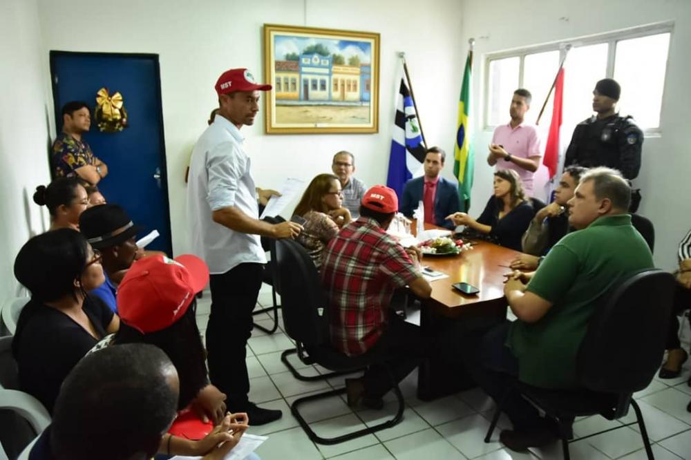 Prefeito Chico Vigário se reúne com representantes do MST em seu gabinete.