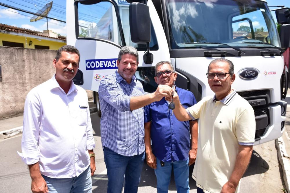 Prefeito Chico Vigário recebe as chaves do novo coletor e compactador de lixo do município de Atalaia.