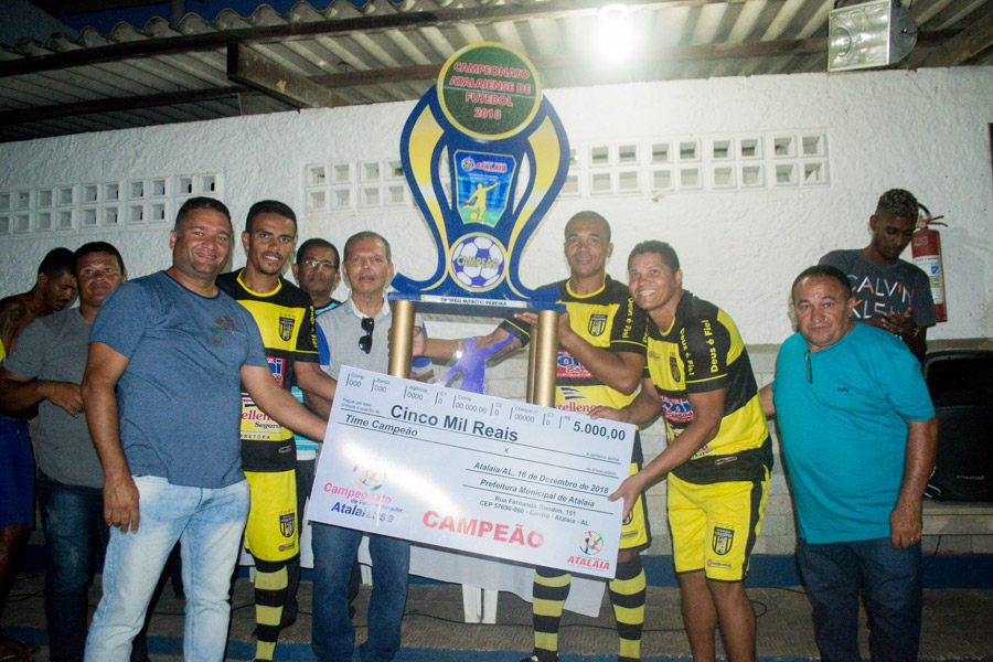 Prefeito Chico Vigário entrega o trófeu e a premiação ao campeão da edição 2018.