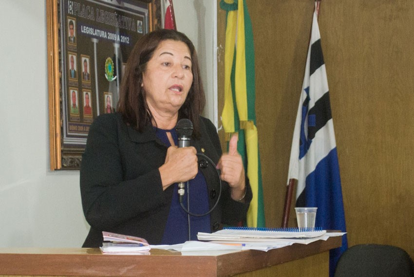 Vereadora Neide Miranda usando a Tribuna na sessão do dia 11 de dezembro.