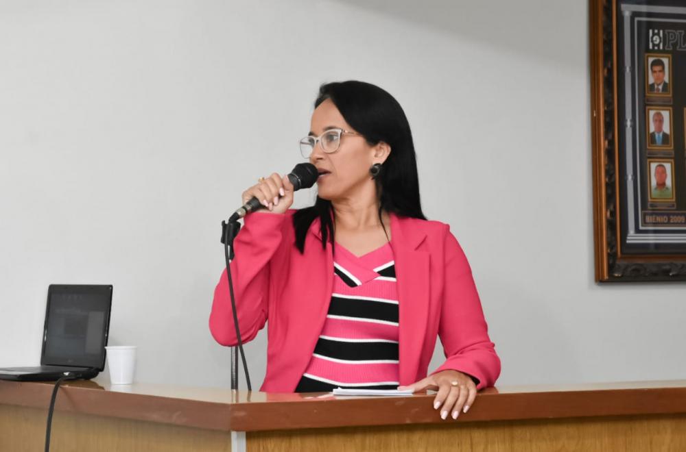 Vereadora Janaína do Cal em pronunciamento na Tribuna da Câmara de Vereadores da cidade de Atalaia.