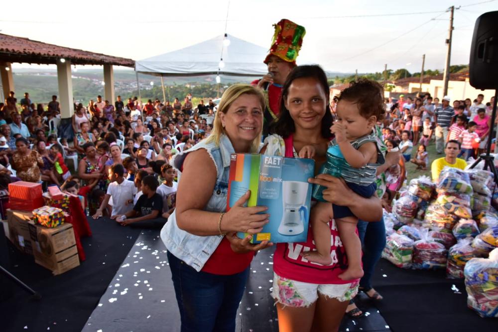 Primeira-dama Rosiane Vigária comanda a Festa de Natal do Povo Para o Povo no Conjunto Maria de Nazaré. 