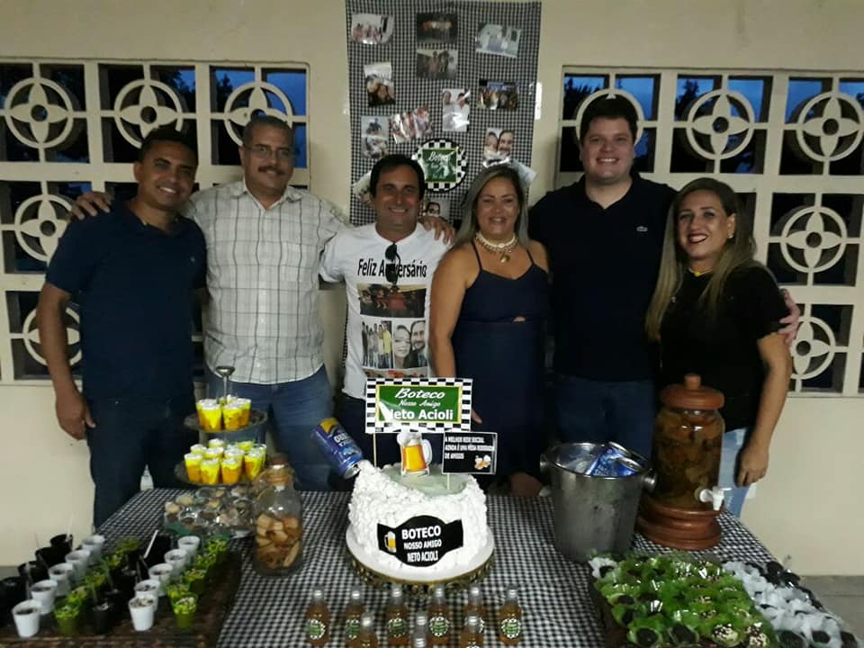 Amigos e familiares prestigiam aniversário de Neto Acioli.