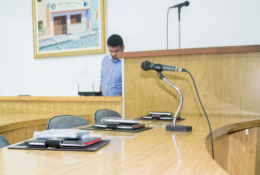 Câmara Municipal de Atalaia investe em melhorias no sistema de som do Plenário.