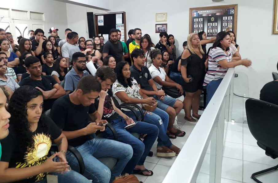 Estudantes universitários maracaram presença.