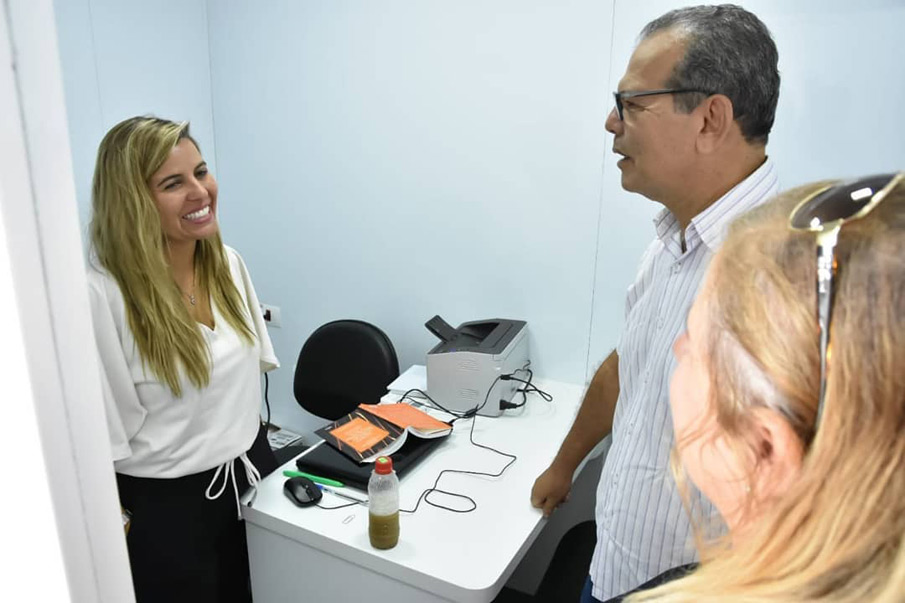 Prefeito Chico Vigário acompanhado da primeira-dama Rosiane Vigário.