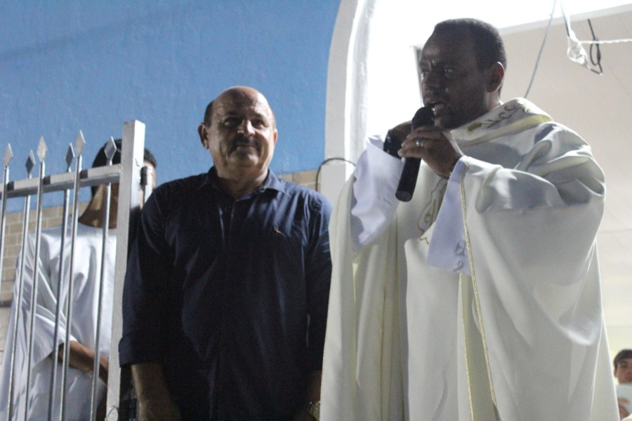 Vereador Marivaldo ao lado do Padre Manoel Francelino.