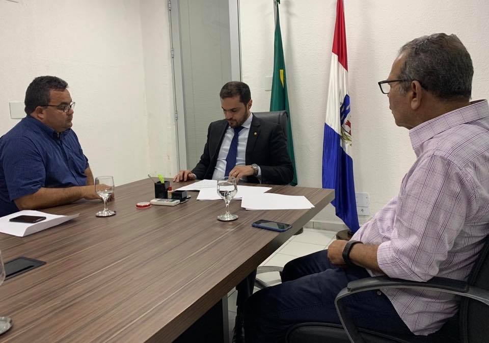 Prefeito Chico Viário em reunião na Secretária Estadual de Saúde.