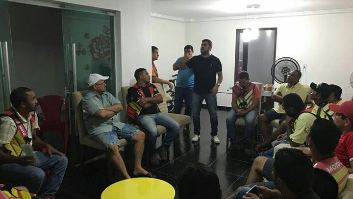 Vereador Marcos Rebollo em reunião com os mototaxistas de Atalaia.