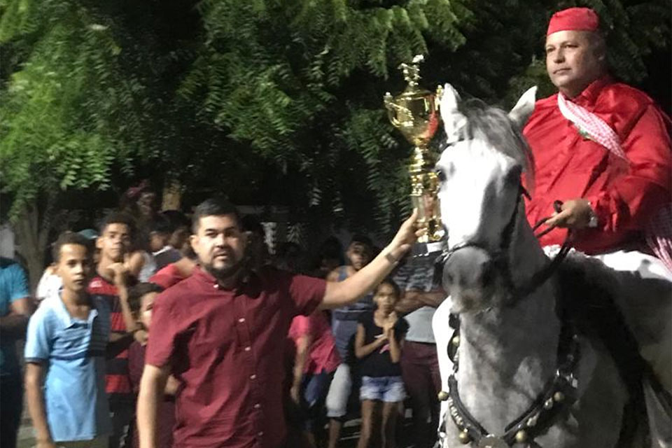 Vereador entrega um dos troféus da Cavalhada. 