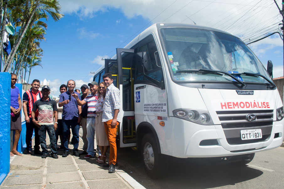 Solenidade de entrega de micro-ônibus para pacientes de hemodiálise.