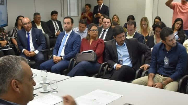 Dr. Márcio Júnior acompanha reunião, representando o município de Atalaia.