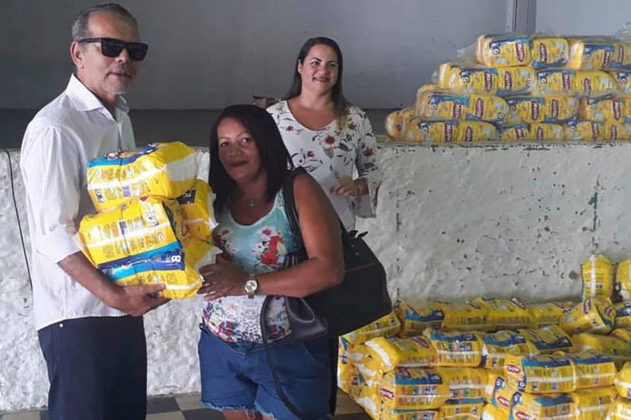Prefeito Chico Vigário participa da entrega.