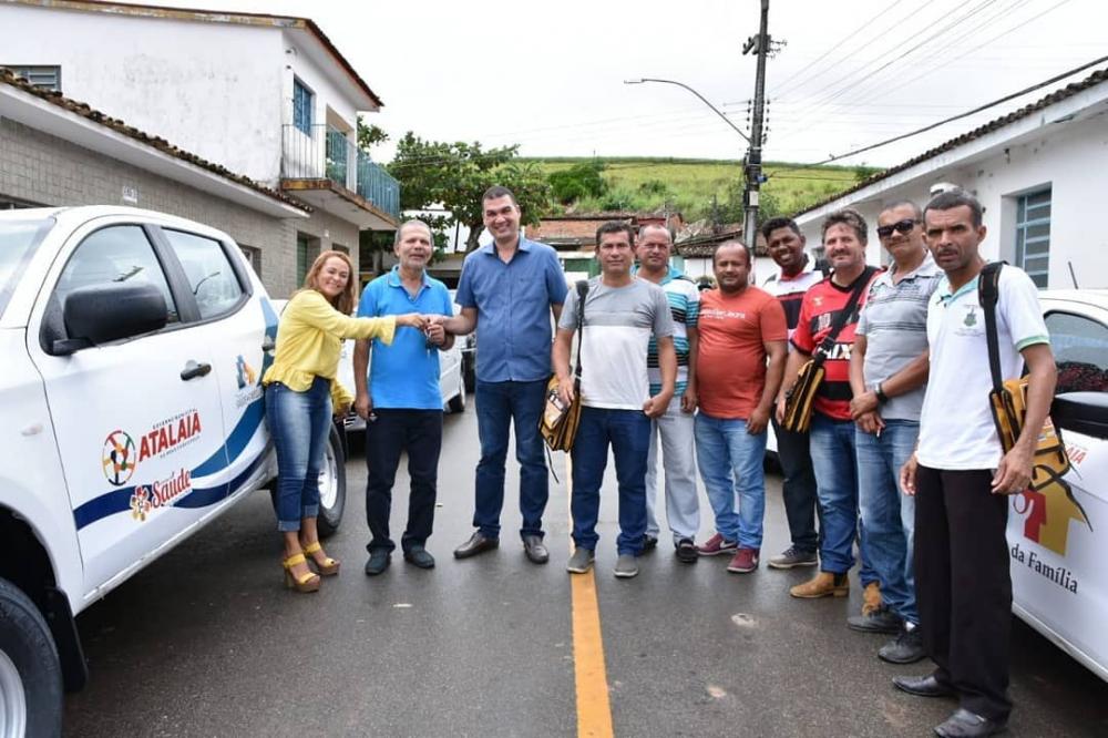 Prefeito Chico Vigário entrega novos materiais de trabalho e novo veículo para a Endemias do município.