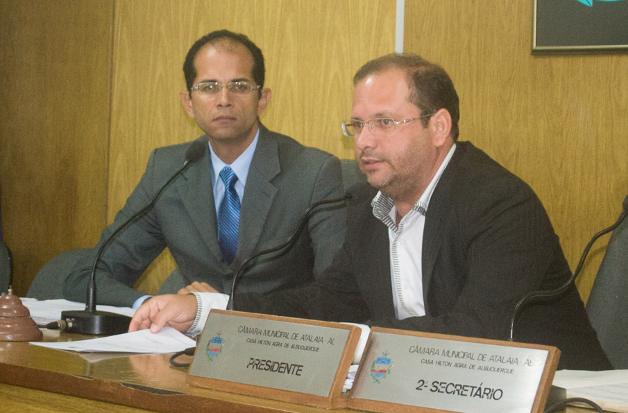 Sessão da Câmara Municipal de Atalaia, presidida pelo vereador Alexandre Tenório.