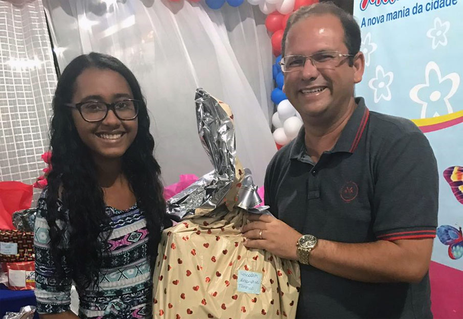 Alexandre Tenório entrega um dos prêmios sorteados.